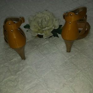 Sofft Shoes - Sofft Mustard Yellow Sandals Sofft Shoes - Sofft Mustard Yellow Sandals